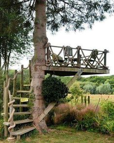 a tree house built into the side of a tree