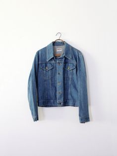 "This is a 1970s vintage Sedgefield denim jacket. The trucker style jean jacket features pockets on the chest, button backs, button cuffs, and a button down closure.  CONDITION In good, pre-owned condition. The denim on the shoulders is sun faded, and there is small spot on the left sleeve.  MARKED SIZE: Large (men) MEASUREMENTS Bust:           46\"     / 116.8 cm Length:       24\"       /        61 cm Sleeves:     36\"       /        91.4 cm Shoulders: 18.5\"      /       47 cm HOW WE MEASURE Classic Medium Wash Rigid Denim Jacket, Vintage Rigid Denim Outerwear With Pockets, Fitted Denim Jacket With Pockets, Vintage Denim Outerwear For Fall, Fitted Denim Jacket With Pockets In Rigid Denim, Vintage Rigid Denim Jacket For Fall, Retro Spring Denim Jacket With Patch Pockets, Vintage Dark Wash Button-up Denim Jacket, Classic Rigid Denim Jacket For Spring