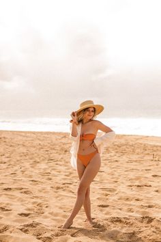 Portret Feminin, Beach Photo Inspiration, Summer Beach Pictures, Beach Wearing, Beach Instagram Pictures, Hawaii Summer, Summer Picture Poses, Summer Poses, Beach Picture