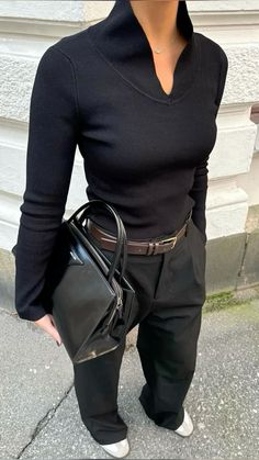 #officewear #office #allblackeverything #allblackoutfit #bag #outfitoftheday Outfit Noir, Winter Outfit Black, Trendy Outfit Ideas, Belle Silhouette, Paris Outfits, Classy Casual Outfits, Stylish Work Outfits, Trendy Fall, Midi Skirts