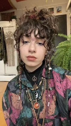 Hippi Eye Makeup, Boho Rockstar Outfit, Hippy Make Up Ideas, Hippie Hair Jewelry, Boho Grunge Makeup, Short Hairstyles With Accessories, Hippy Hair Styles, Whimsigoth Makeup Aesthetic, Spiritual Makeup Aesthetic