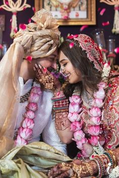 Wedding Reception Photoshoot, Bride Groom Photos Indian, Indian Couple Dance, Shadi Pose, Jaimala Designs, Bride Groom Photoshoot, Indian Wedding Poses, Bride Photos Poses, Groom Photoshoot