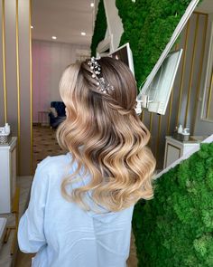 Prom Hairstyles With Headband, Prom Hair With Headband, Pulled Back Wedding Hair, Hairstyles With Tiara, Cute Wedding Hairstyles, Brunette Hair With Highlights