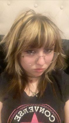 Hair Roots Dyed, Messy Rockstar Hair, Hair Dye Ideas Bangs, Hair Inspo Cut, Grunge Hair Dye, Mulet Hair For Women, Dyed Roots, V Bangs, Haircut Inspo