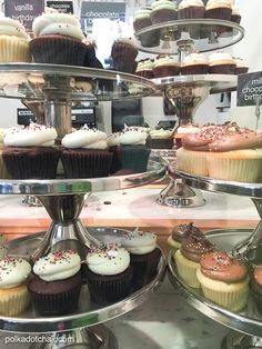 there are many cupcakes that are on the shelves