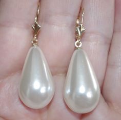 Being offered is a fabulous 14K LARGE WHITE  PERFECT TEAR DROP WHITE COATED JAPANESE PEARL EARRINGS  THESE PEARLS ARE NEW OLD STOCK PEARLS MADE IN JAPAN IN 1950'S  THESE OLD STOCK PEARLS  HAVE INCREDIBLE LUSTER AND ARE BIG STATEMENT EARRINGS COATED JAPANESE PEARLS ARE FAMOUS MAN MADE PEARLS /  QUALITY AND LUSTER THEY ARE NEW OLD STOCK FROM HOBE COMPANY. I HAVE FEW PAIRS.  PLESAE SEE PHOTOS. QUALITY PEARL TEAR DROPS. THE WHOLE EARRINGS ARE 38MM /  7.2 GRAMS INCREDIBLE LUSTER AND SHINE / 14K SOLID Pearl Earrings Designs, Pearl Pendant Earrings, Big Statement Earrings, Japanese Pearls, Large Pearl Earrings, Tear Drops, Tear Drop Earrings, Big Pearl, Diy Bracelet Designs