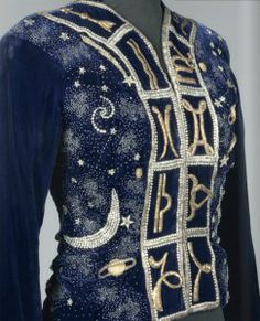 Schiaparelli – la veste du zodiaque vendue pour 130000 euros ! Trademark Design, Louise Brooks, Velvet Jacket, Shooting Stars, Dali, Fashion History