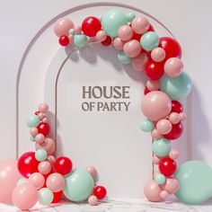 an arch made out of balloons with the words house of party on it