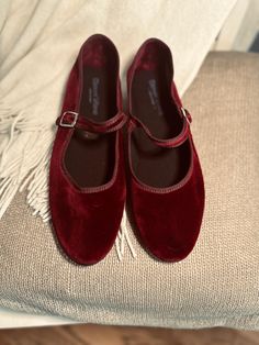 The chicest shoe for the season!  Our new Mary Jane Friulane Burgundy shade and Burgundy trim.  Handmade by artisans who work with the best brands.   Handmade by local artisans in Friuli Venezia Giulia, Italy 100% Made in Italy 100% velvet upper with  grosgrain trim. 100% cotton interior. Up-cycled bicycle wheel rubber sole.  The buckle can be adjusted to one's preference to make them tighter or looser. THIS STYLE TENDS TO RUN A FULL-SIZE SMALL. WE RECOMMEND TO SIZE UP ONE FROM OUR TRADITIONAL F Velvet Slippers, Personal Style Inspiration, Italian Shoes, Jane Shoes, Mary Jane Shoes, Good Brands, Womens Slippers, Mary Janes, Bordeaux