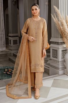 The premium Golden Embroidered Pakistani Salwar Kameez Dupatta is a perfectly stitched elegant masterpiece that has the perfect balance of royalty and grace. Organza Shirt, Pakistani Salwar, Statement Outfit, Salwar Kamiz, Pakistani Salwar Kameez, Organza Dupatta, Kurta With Pants, Silk Organza, How To Dye Fabric