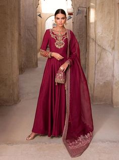 Pakistani Wedding Dress In Pishwas And Churidar Style Silk Anarkali Suits, Organza Sleeves, Pakistani Wedding Dress, Embroidered Organza, Pakistani Wedding Dresses, Anarkali Suit, Organza Dupatta, Sequins Embroidery, Pakistani Wedding