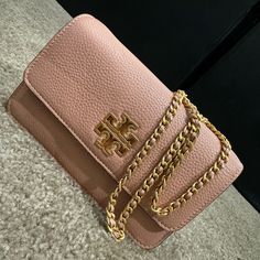 This Tory Burch Britten Convertible Crossbody Is A Stylish Bag Suitable For Any Occasion. It Features A Solid Pattern And Is Made Of Leather In A Beautiful Pink Color, With Brass Hardware Accents. The Bag Has A Magnetic And Snap Closure, With A Crossbody Strap That Can Be Detached And Replaced With A Chain Strap. The Bag Has Multiple Compartments, Including Inner Pockets And An Outer Pocket, With A Fabric Lining Material. It Also Has A Convertible Feature, With Two Interchangeable Straps, And An Chic Pink Wallet On Chain With Chain Strap, Chic Pink Wallet On Chain For Formal Occasions, Elegant Pink Wallet On Chain For Evening, Elegant Pink Evening Wallet On Chain, Pink Evening Wallet On Chain With Chain Strap, Elegant Pink Wallet On Chain With Strap, Tory Burch Britten, Logo Theme, Pink Moon