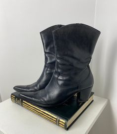 Vintage 80s/80s black leather cowboy style boots. They have a great classic cowboy look mixed with more modern minimalist. Great for everyday wear or spicing up a fun evening look.  No marked size but they fit like an FR 39 / UK 5.5 / US 8-8.5 (could possibly go up to a 40/6/9) Length (measured along bottom): 28cm / 11in  Heel height: 7.5cm / 3in Boot height in total: 28cm / 11in  Condition: Very good - the soles have wear, but still have life in them and will last a long time with upkeep and re Vintage Black Heeled Boots With Snip Toe, Black Vintage Heeled Boots With Snip Toe, Vintage Black Boots With Square Toe, Vintage Black Pointed Toe Boots, Retro Black Pointed Toe Boots, Vintage Black Moto Boots For Western-themed Events, Vintage Black Boots For Rodeo, Fashion Cowboy Boots, Classic Cowboy