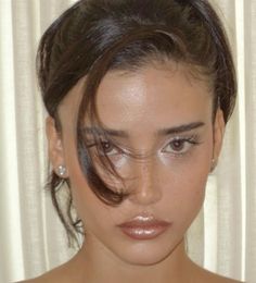 Ideas De Maquillaje Natural, Fest Outfits, Cute Makeup Looks, Monica Bellucci, Glitter Makeup, Makeup For Brown Eyes