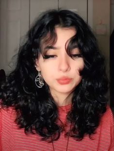 2b Bangs Haircut, Bangs On 2c Hair, Best Haircut For 2c Curls, 2b Haircut With Bangs, 2b Curly Hair With Bangs, Aesthetic Haircuts Curly Hair, 2c Curls With Bangs, 2c Curly Hair With Bangs, 2c Wavy Haircut