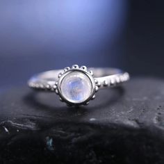 Ein roher Mondsteinring
Der Mondstein ist auch als Stein der Liebenden bekannt ein Symbol der Freundschaft und Liebe, was Mondsteinringe zu einem perfekten Geschenk für einen geliebten Menschen macht; Es ist auch der Geburtsstein für Juni und symbolisiert Gesundheit, Wohlstand und Langlebigkeit.
Hergestellt aus 925er Sterlingsilber: zart, langlebig und hypoallergen
Dieser rohe Mondsteinring aus 925er Sterlingsilber ist zart, langlebig und hypoallergen. Dort, wo es gilt, sehen Sie einen Stempel. 
Sterlingsilber ist hypoallergen und eignet sich daher hervorragend für empfindliche Haut. Es ist außerdem langlebig und perfekt für den täglichen Gebrauch; Sie können ins Fitnessstudio gehen, duschen und darin schlafen.
Es ist bereit als Geschenk!
Dieser rohe Mondsteinring wird in einer Schmuckscha Spiritual Stackable Moonstone Jewelry, Adjustable Moonstone Ring With Moon Phase, Adjustable Stackable Moonstone Jewelry, Dainty Stackable Moonstone Jewelry, Moonstone Rings With Moon Phase Design, Stackable Moonstone Jewelry Gift, Moon Phase Moonstone Rings, Handmade Minimalist Moonstone Crystal Ring, Adjustable Spiritual Moonstone Ring With Moon Phase