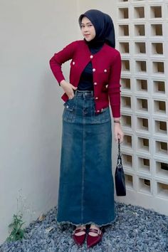 #ootd #outfitoftheday #outfit #outfitstyle #fyp Outfit Baju Merah, Maroon Hijab, Outfit Maroon, Jeans Hijab, Muslimah Fashion Casual, Casual Hijab, Casual Hijab Outfit, Hijab Chic, Outfit Hijab