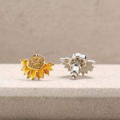 Sunflower Inlaid Pearl Asymmetrical Personality Ear Studs Product Features Art fusion, advanced customization. Inspired by Van Gogh’s famous paintings, it explains that jewelry contains the bright soul of life. Product Information Material: stering silver Design: sunflowers Style: individual Color: Yellow Applicable Gender:Female Inspired by Van Gogh’s Sunflower.The sunflower in Van Gogh’s pen is a beating flame, the color is bright and eye-catching, and the bright yellow is extremely saturated. Yellow Flower Shaped Jewelry For Anniversary, Yellow Flower-shaped Jewelry For Anniversary, Yellow Sterling Silver Flower Jewelry, Artistic Yellow Jewelry With Matching Earrings, Artistic Yellow Nickel-free Jewelry, Artistic Flower Jewelry For Weddings, Yellow Jewelry With Artistic Design For Gifts, Artistic Flower Jewelry For Wedding, Yellow Fusion Earrings For Gifts