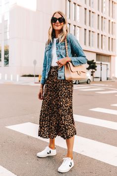 Leopard Skirt Outfit, Rok Midi, Trendy Mom Outfits, Chanel Beige, Womens Jackets Casual, Leopard Print Skirt, Veja Sneakers