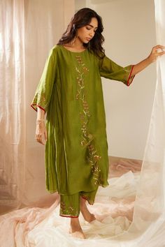 Green three fourth sleeves chanderi silk A-line kurta with placement sequins, thread and beads floral embroidery. Comes with matching straight pant.
Components: 2
Pattern: Embroidery
Type Of Work: Sequin, Thread, Beads
Neckline: V Neck
Sleeve Type: Three Fourth Sleeves
Fabric: Chanderi Silk
Color: Green
Other Details: 
Side slits
Model height: 5 ft 8 inches, wearing size L
Note: The dupatta worn by the model is not for sale
Occasion: Mehendi and Haldi, Sangeet - Aza Fashions A Line Kurta, Beaded Neckline, Kurta With Pants, Silk Embroidery, Thread Work, Pant Set, Straight Pants, Aza Fashion, Floral Embroidery