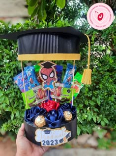 Graduación 
Kinder
Preescolar 
Regalos 
Niños Kinder Graduation Gifts, Easy Graduation Gifts, Satin Flowers Diy, Kindergarten Graduation Party, Cardboard Crafts Kids, Diy Graduation Gifts, Graduation Crafts, Graduation Party Centerpieces, Graduation Diy