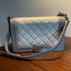 Timeless And Iconic Large Boy Bag With A Unique Twist From The Chanel Collection. This Rare And Beautiful Bag Features An Ombr Beige And Gray Color, Diamond Quilted Leather, Antique Silver Hardware, The Signature Cc Boy Crossbody Lock On The Front And An Adjustable Chain Strap With Leather Shoulder Padding That Can Be Used As Two Shoulder Straps Or As One Shoulder Strap. The Interior Is Made Entirely Of Grosgrain Fabric In Gray And Includes An Interior Flat Pocket With Zipper. Condition: Excelle Chanel Long Wallet, Chanel Chevron, Chanel Crossbody, Chanel Collection, Chanel Mini, Black Leather Wallet, Chain Crossbody Bag, Crossbody Clutch, Quilted Leather