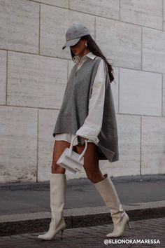 Enjoy newtro vibes! Featuring a super cozy wool blended knit material all over, a ribbed V-neck, an oversized fit, an asymmetric hem length silhouette, and pull on style White Boots, Fall Fashion Outfits, Look Casual, Looks Style, Mode Inspiration, Winter Fashion Outfits, Outfits Casuales