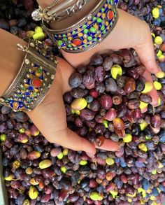 Algeria Travel, Chic Capsule Wardrobe, Wedding Picture Poses, African Culture, Cute Phone Cases, Beautiful Photo, Hair And Nails