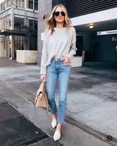 White Mules, Oversized Grey Sweater, Sweater Outfits Fall, Chique Outfits, Fashion Jackson, Mode Casual, Hem Jeans, Jeans White