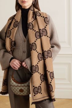 Gucci Outfits Women, Smart Casual Work Outfit, Scarf Outfit, Gucci Outfits, Trendy Fashion Tops, Jacquard Knit, Fashion Mistakes, Business Casual Outfits, Winter Fashion Outfits