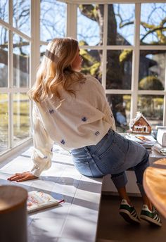 Light-pale yellow long sleeve collared shirt that features blue patterns all over, as well as having a flowy-comfortable fit. The perfect shirt that is chic, versatile and easy to style up or down for spring and summer! Our model also wears the Blue Maddie Jeans Sizes: S-M / M-L S-M: Length 25.20 in - Width 22.44 in M-L: Length 25.59 in - Width 22.83 in 100% cotton Washing: handwash only Long Sleeve Collared Shirt, Blue Patterns, Parisian Women, Yellow Long Sleeve, Yellow And Blue, Collared Shirt, Pale Yellow, Perfect Shirt, Blue Pattern