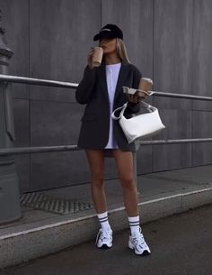 Long Blazer With Shorts, Casual Sport Outfit, Street Style Outfits Casual, European Street Style, London Outfit, Outfit Inspo Fall, Summer Fashion Outfits, Cozy Fashion