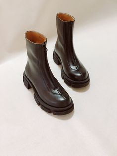 Boots have a minimalist design, an ideal height that visually lengthens the legs and a massive sole.  Boots can have different lining options: leather lining (demiseason, without insulation, 32 insulated with wool (23-14℉) or fur (5-4℉). The front has a high rubberized zipper. Which acts not only as a laconic decoration, but also as a functional element of quick putting on shoes. Round toe. Ribbed rubber sole with a massive tread that will provide better grip on the surface. This model can be cu Day To Night Boots, Cool Winter Shoes For Women, Front Zipper Boots, Boots Front Zipper, Classy Winter Shoes, Flat Winter Shoes, Boots Cyberpunk, Gothic Boots Women, Must Have Shoes For Women