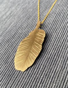 Gold banana plant leaf necklace with a delicate chain. The pendant measures 1”x 2” (2,5 x 5 cm) #houseplant #tropicalleaf #necklace Delicate Silver Necklace, Banana Plant, Stay Gold, Gold Charm Necklace, Delicate Chain, Chain Gold, Pendant Gold, Leaf Necklace, Brass Pendant