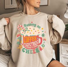 Christmas Sweatshirt Tauche stilvoll in die Christmas-Saison ein mit diesem gemütlichen und hochwertigen Sweatshirt! Dieses Unisex-Sweatshirt kombiniert Komfort und Langlebigkeit und bietet dir die perfekte Mischung aus Wärme und Stil für die kälteren Wintertage. Warum dieses Sweatshirt besonders ist: ♥ Hohe Qualität: Das Sweatshirt ist bekannt für seine strapazierfähige 50/50-Mischung aus Baumwolle und Polyester, die sich weich auf der Haut anfühlt und gleichzeitig robust genug ist, um viele Wi Grinch Christmas Sweater, Vintage Christmas Sweaters, Heart Sweatshirt, Holiday Sweatshirt, Christmas Hoodies, Grinch Christmas, Sweatshirt Christmas, Christmas Tees, Christmas Sweatshirts