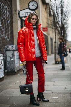 Best Street Style Looks of LFW Fall 2017 Puffer Street Style, Moncler Puffer, Raincoats For Women, British Fashion, Autumn Street Style