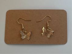 ¡Estos aretes de mariposa súper lindos son el toque perfecto para tu atuendo! Los ganchos para aretes combinan con el color de los aretes, son súper livianos, son muy pequeños y combinan con cualquier ropa. Tienen un hermoso color oro rosa y serían un regalo increíble para cualquier persona con la estética minimalista, esa chica, coqueta, cottagecore, preppy... ¡Honestamente, son tan hermosos y seguro que los amarás! 🦋 Summer Butterfly Charm Earrings, Butterfly Party Earrings With Ear Wire, Trendy Butterfly Charm Earrings For Party, Trendy Party Earrings With Butterfly Charm, Butterfly Shaped Earrings For Summer Gifts, Summer Butterfly Charm Earrings For Gift, Cute Butterfly Gold Earrings, Casual Gold Earrings For Party, Cute Gold Butterfly Earrings