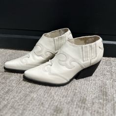 New Steve Madden Waze Leather Western Bootie In Cream Elastic Stretch On Sides For Easy Pull On. All Leather With 3 In. Heel Sz. 7 Beige Pointed Toe Leather Shoes For Fall, Cream Pointed Toe Leather Shoes, Cream Leather Shoes With Almond Toe For Spring, Western Style Leather Heels With Pointed Toe, Western Style Medium Width Heels With Pointed Toe, Casual Faux Leather Pointed Toe Booties, Spring Faux Leather Shoes With Almond Toe, Spring Almond Toe Faux Leather Shoes, Summer Leather Slip-on Boots