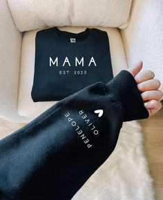 Minimalist Mama, Idee Cricut, Cute Shirt Designs, Mama Sweatshirt, Mom Sweatshirt, Diy Shirt, Kid Names, Cute Shirts, Lany