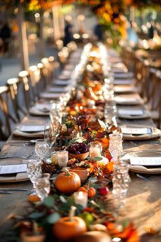 Elegant outdoor wedding table decor with pumpkins, candles, and autumn leaves, ideal for fall wedding centerpieces at an October wedding reception. Fall Fruit Wedding Decor, Fall Leaves Wedding Decor, Autumn Wedding Aesthetic, Beach Wedding Aesthetic, Fruit Wedding