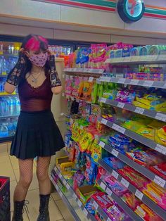 Queen Of The Gas Station, Winter Indie Outfits, Indie Outfits Alternative Fashion, Mode Harajuku, Indie Goth, New Halloween Costumes, Boho Winter, Med Tech, Estilo Indie