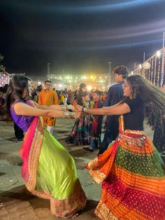 Garba Photo Ideas With Friends, Dandiya Poses With Friends, Nabiha Core, Garba Poses With Bestie, Dandiya Aesthetic, Shaadi Aesthetic, Garba Aesthetic, Navratri Aesthetic, Desi Girl Aesthetic