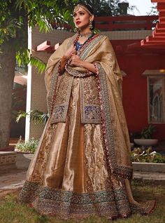 Bridal Wear Pakistani, Pakistani Bridal Dress, Shirt Elegant, Pakistani Bridal Dresses, Crystals Stones, Vertical Lines, Indian Embroidery, Gold Fabric, Pakistani Bridal