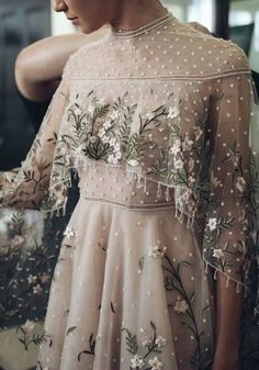 Paolo Sebastian x Disney "Once Upon A Dream" Spring/Summer 2018 Collection Embroidered Wedding Dress, 파티 드레스, Embroidered Wedding, Beauty Dress, Van Cleef Arpels, Trend Fashion, Simple Weddings, Couture Collection, Womens Fashion Trends