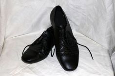 "Men's Vintage Very Fine Signature Dance Shoes by Dancesport. What a fashion for the ages! Material: Leather & Suede Colors: Black Size: 11 Measurements: Heel to Toe: 11.75 \" Heel Height: 1\" Ball Width: 4\" Condition: Gently Worn with some wear - see pictures Label: Very Fine Dancesport Shoes Signature 11" Feather Hat, Red Feather, Hat Box, Vintage Hat, Rochester Ny, Costumes Halloween, Mens Vintage, Shoes Leather, Mens Oxfords