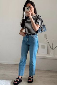 Discover simple and cute striped t-shirt outfit ideas that will elevate your aesthetic effortlessly. Striped Tee Outfit, Long Sleeve Tee Outfit, Stripe Tee Outfit, Striped Shirt Outfit