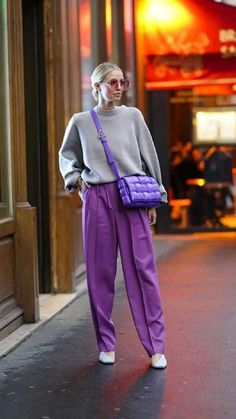 Purple Pants Outfit, Lavender Outfit, Leonie Hanne, Colour Combinations Fashion, Color Blocking Outfits, Skandinavian Fashion, Purple Pants, Purple Outfits, 가을 패션