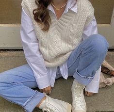 a cream cable knit sweater vest over a white button up blouse with jeans and white sneakers Gen Z Preppy Fashion, Women Comfortable Outfits, Classic Elegant Style Outfits, Layered Spring Outfits, Trendy Casual Outfits For Women, Spring Clothing Styles, Ireland Fits, Brunch Looks, Vinter Mode Outfits