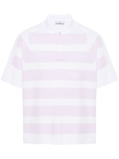 white/light pink cotton jersey texture horizontal stripe pattern to the front polo collar short sleeves logo print to the front short side slits straight hem front button placket White Polo T-shirt With Striped Collar, White Cotton Polo Shirt With Striped Collar, Summer Striped Relaxed Fit Polo Shirt, Striped Relaxed Fit Polo Shirt For Summer, Summer Striped Collar Polo Shirt, Striped Relaxed Fit Short Sleeve Polo Shirt, Pink Short Sleeve Top With Striped Collar, Pink Cotton Top With Contrast Stripes, White Horizontal Stripe Polo Shirt For Summer