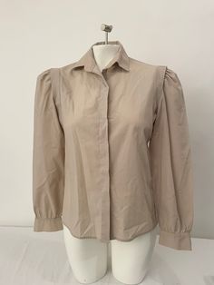 Jack Winter Tan Blouse Size_6 Womens blouse perfect for any occasion. Bag 17I HB Casual Beige Blouse For Office, Casual Beige Office Blouse, Solid Color Lantern Sleeve Shirt For Fall, Solid Color Lantern Sleeve Fall Shirt, Fall Lantern Sleeve Solid Color Shirt, Fall Lantern Sleeve Shirt, Beige Collar Blouse For Office, Chic Beige Blouse With Collar, Fall Puff Sleeve Shirt For Day Out